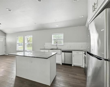 910-914 N Throckmorton - Photo Thumbnail 7