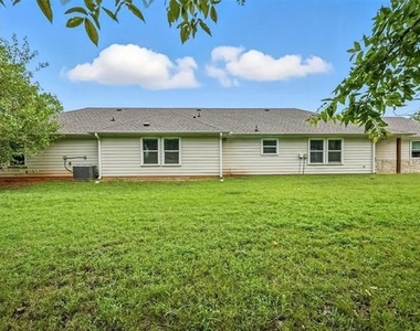 910-914 N Throckmorton - Photo Thumbnail 15
