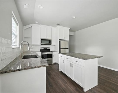 910-914 N Throckmorton - Photo Thumbnail 4