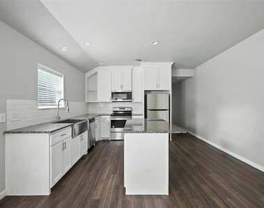 910-914 N Throckmorton - Photo Thumbnail 5