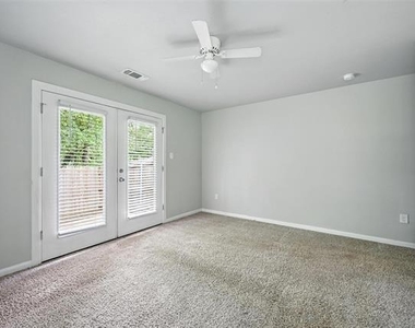 910-914 N Throckmorton - Photo Thumbnail 10