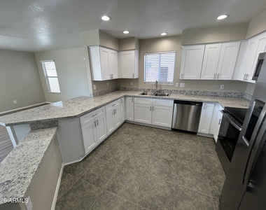 11322 W Alice Avenue - Photo Thumbnail 10