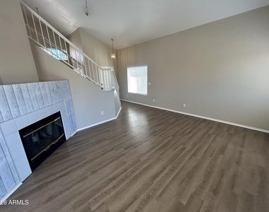 11322 W Alice Avenue - Photo Thumbnail 6