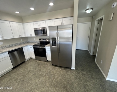 11322 W Alice Avenue - Photo Thumbnail 12