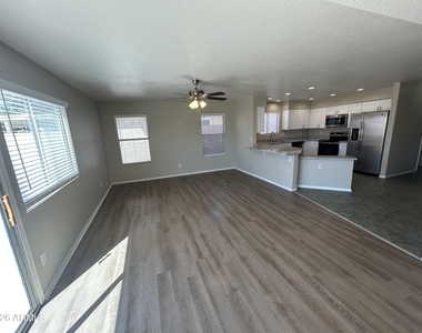 11322 W Alice Avenue - Photo Thumbnail 14