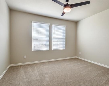 1933 Woodlawn Way - Photo Thumbnail 6