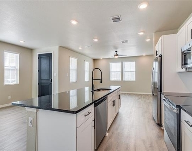 1933 Woodlawn Way - Photo Thumbnail 4