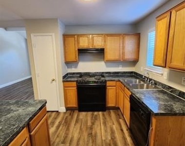 607 Hollyberry Drive - Photo Thumbnail 14