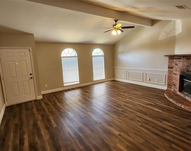 607 Hollyberry Drive - Photo Thumbnail 4