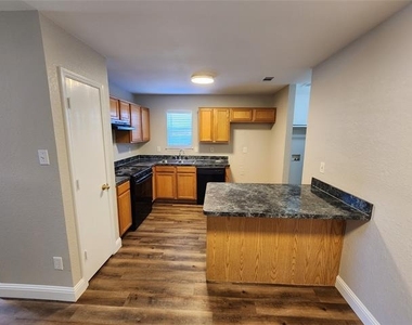 607 Hollyberry Drive - Photo Thumbnail 11