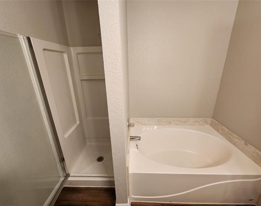 607 Hollyberry Drive - Photo Thumbnail 30