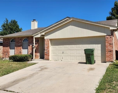 607 Hollyberry Drive - Photo Thumbnail 2