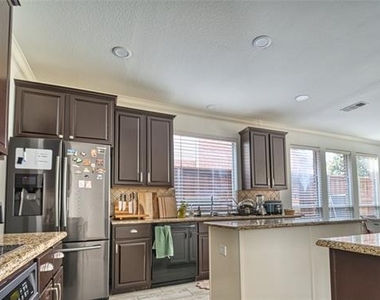 5513 Amber Way - Photo Thumbnail 9
