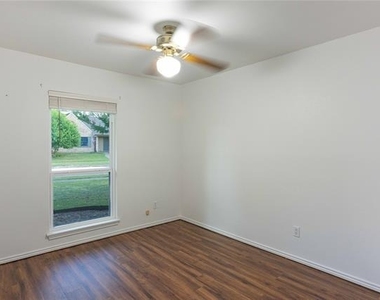 2804 Oxford Lane - Photo Thumbnail 11