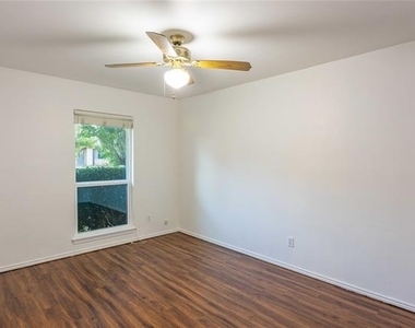 2804 Oxford Lane - Photo Thumbnail 12