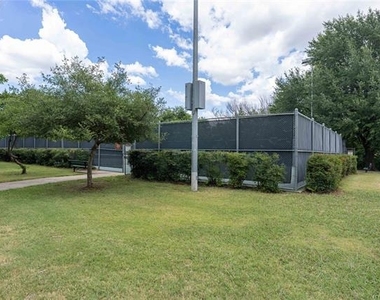 2804 Oxford Lane - Photo Thumbnail 14