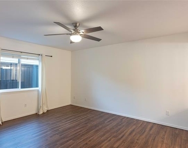 2804 Oxford Lane - Photo Thumbnail 9