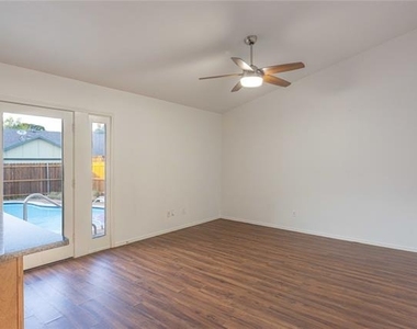 2804 Oxford Lane - Photo Thumbnail 7