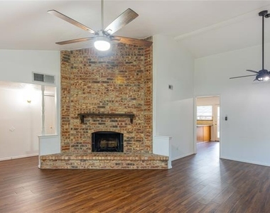 2804 Oxford Lane - Photo Thumbnail 5