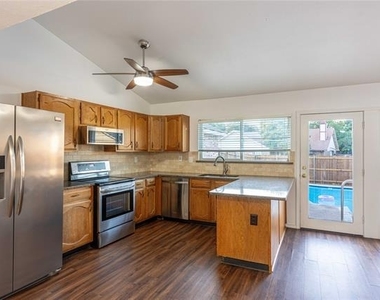 2804 Oxford Lane - Photo Thumbnail 6