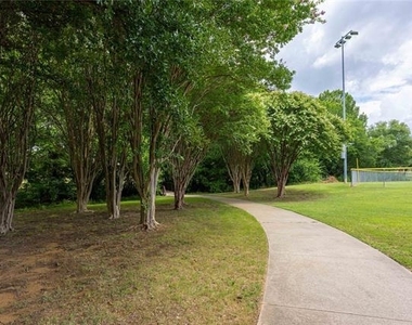 2804 Oxford Lane - Photo Thumbnail 16
