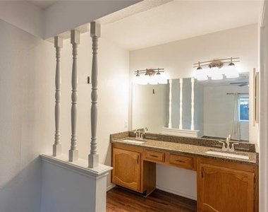 2804 Oxford Lane - Photo Thumbnail 10