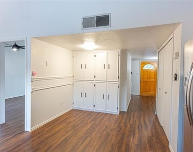 2804 Oxford Lane - Photo Thumbnail 8