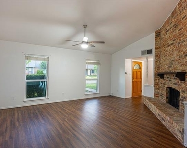 2804 Oxford Lane - Photo Thumbnail 4