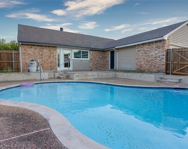 2804 Oxford Lane - Photo Thumbnail 3