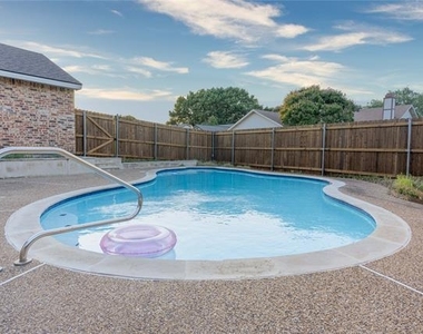 2804 Oxford Lane - Photo Thumbnail 2