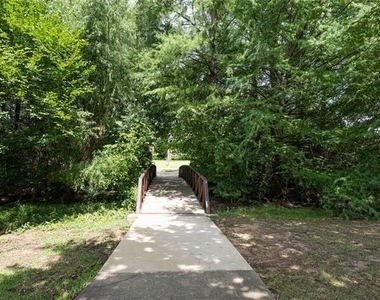 2804 Oxford Lane - Photo Thumbnail 17