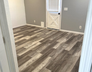 216 E Carol Avenue - Photo Thumbnail 8