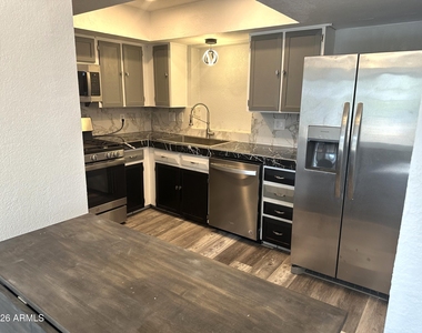 216 E Carol Avenue - Photo Thumbnail 5