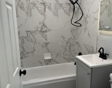 216 E Carol Avenue - Photo Thumbnail 12