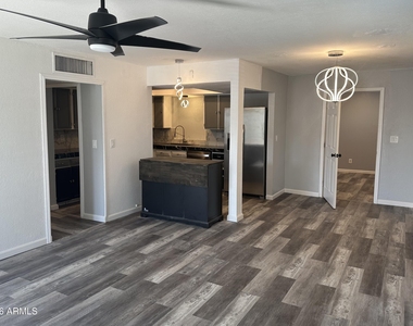 216 E Carol Avenue - Photo Thumbnail 2
