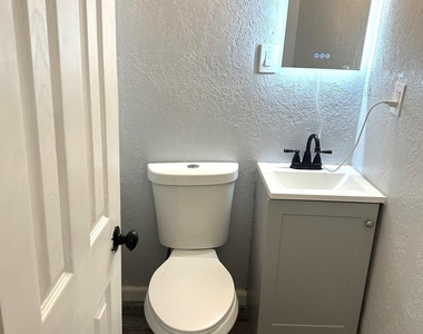 216 E Carol Avenue - Photo Thumbnail 23