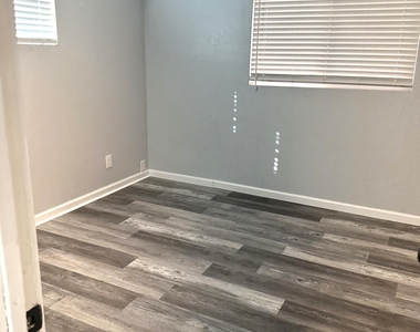 216 E Carol Avenue - Photo Thumbnail 19