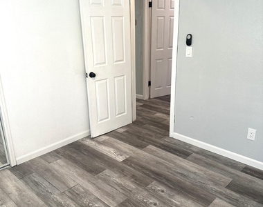 216 E Carol Avenue - Photo Thumbnail 16