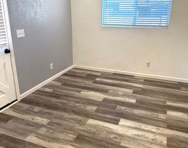 216 E Carol Avenue - Photo Thumbnail 10