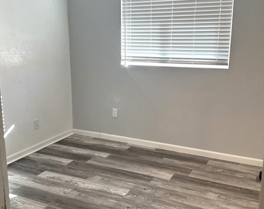 216 E Carol Avenue - Photo Thumbnail 14