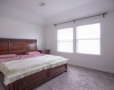 404 Barnstorm Drive - Photo Thumbnail 8
