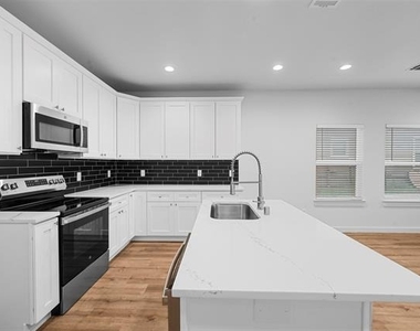918 W Ford Street - Photo Thumbnail 6