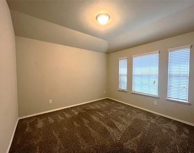 1300 Foxglove Lane - Photo Thumbnail 10