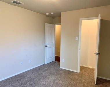 1300 Foxglove Lane - Photo Thumbnail 14