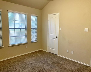 1300 Foxglove Lane - Photo Thumbnail 11