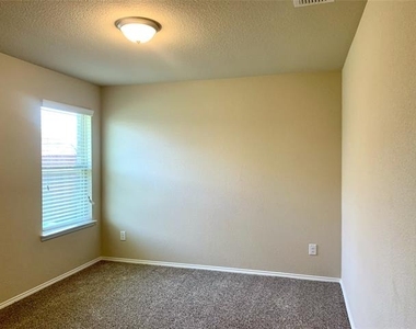 1300 Foxglove Lane - Photo Thumbnail 13