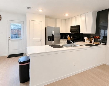 241 Adelina Drive - Photo Thumbnail 6