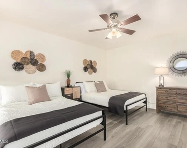 8759 W Grovers Avenue - Photo Thumbnail 17