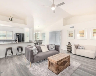 8759 W Grovers Avenue - Photo Thumbnail 5