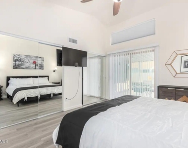 8759 W Grovers Avenue - Photo Thumbnail 15